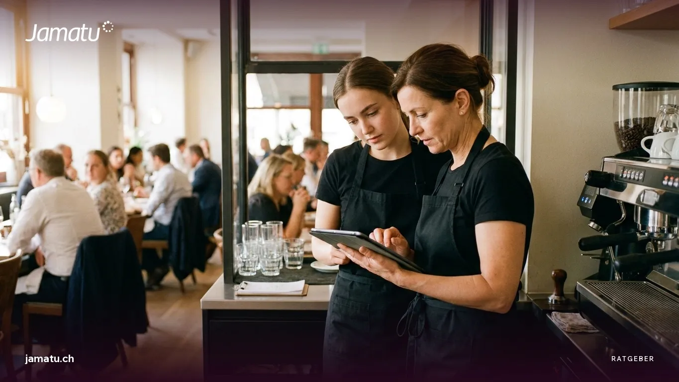 KI-Assistentin im Kassensystem: Servicemitarbeiterin zeigt einer neuen Kollegin etwas auf dem Tablet
