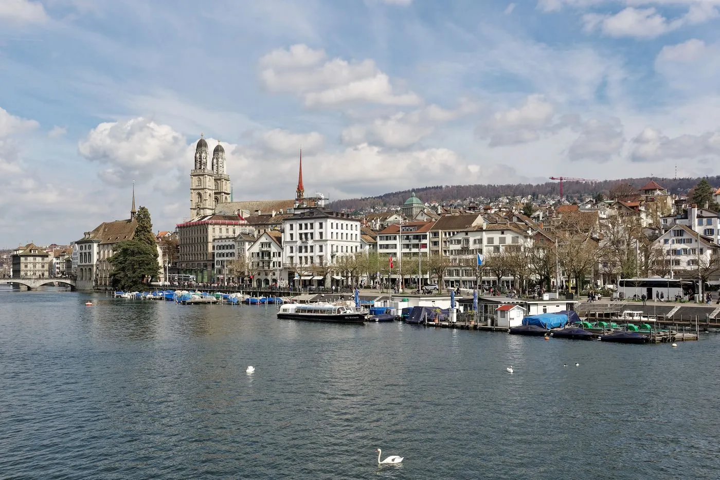 Restaurants in Zürich - Blick über die Limmat auf das Grossmünster und die Altstadt