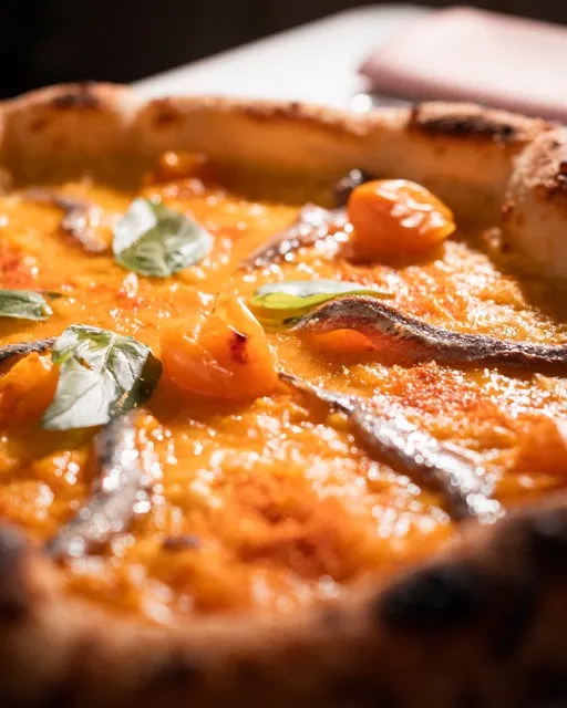 Knusprige glutenfreie Pizza im Anemoia in Zürich