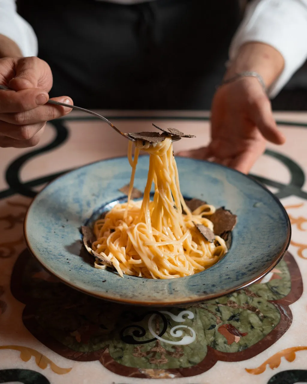 Hausgemachte Pasta mit frischem Trüffel, verfeinert mit Butter und Parmesan, serviert auf einem eleganten Teller