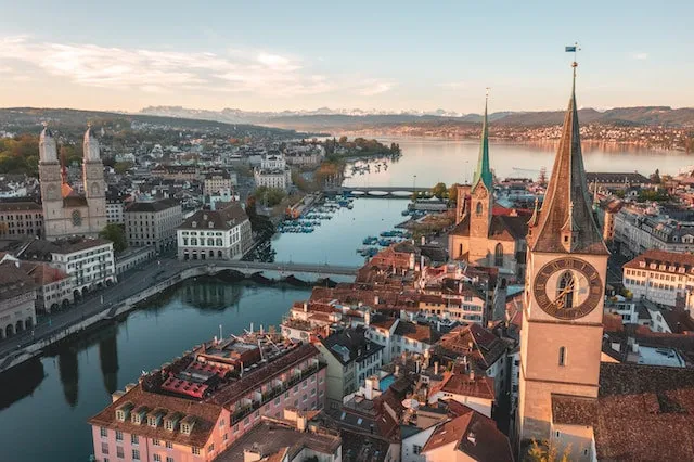 Der atemberaubende Blick auf das Fraumünster in Zürich, ein kulturelles Highlight, umgeben von erstklassigen Restaurants und köstlichem Essen in Zürich.
