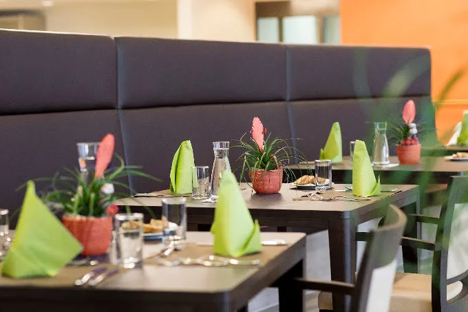 Gäste im Restaurant bestellen ihr Mittagsmenü im Self-Service über die digitale Speisekarte per QR-Code