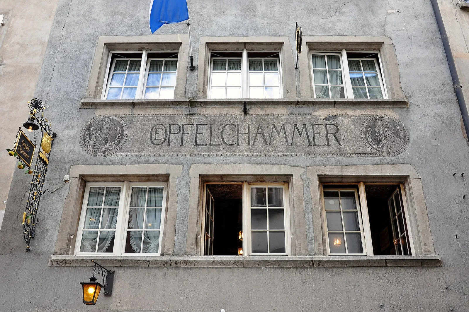 Geheimtipp Restaurant Zürich, historische Gasse am Rindermarkt mit der Oepfelchammer