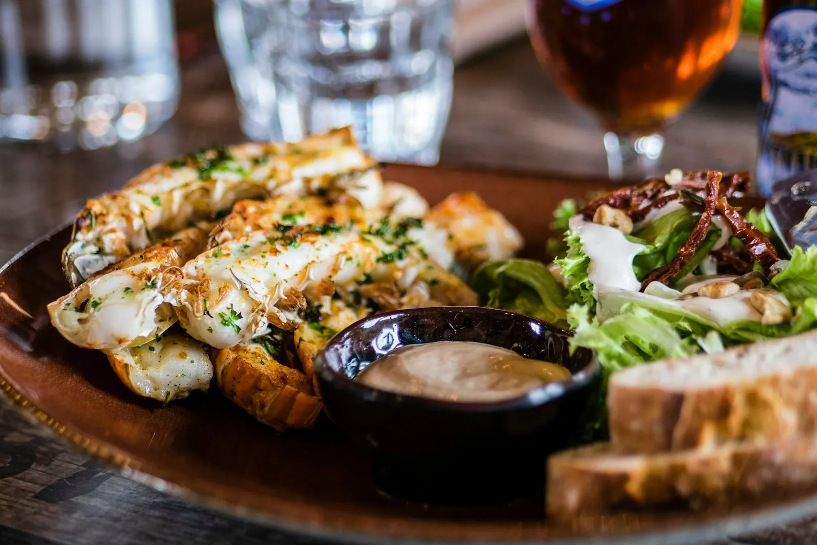 Traditionelle Schweizer Küche in Zürich - herzhaftes Gericht mit Salat und Bier