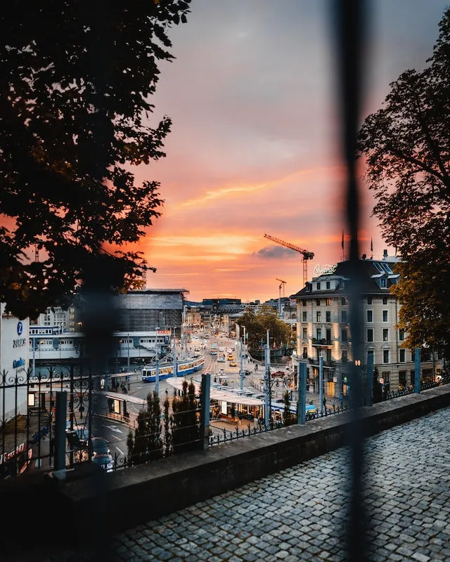 Blick auf Central in Zürich, wo die Altstadt beginnt, in der Abenddämmerung, Restaurant Zürich Altstadt