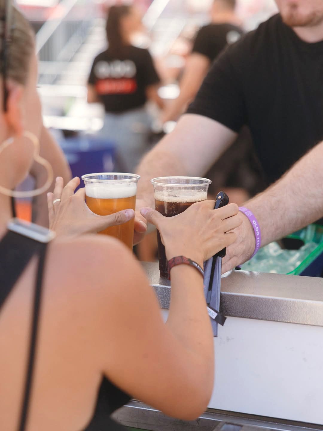 Am Alba Festival werden zwei Bier über die Theke gereicht