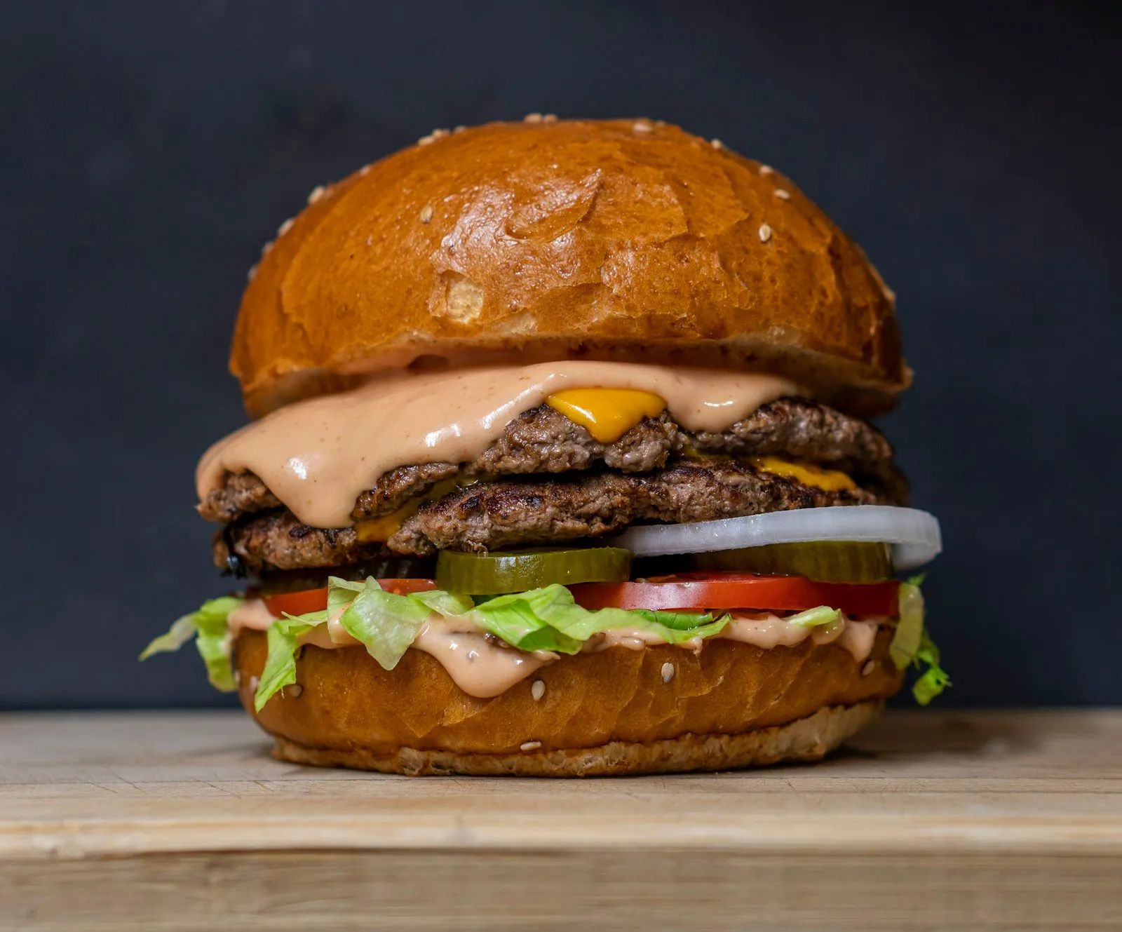 Burger in Zürich - klassischer Cheeseburger mit frischem Salat
