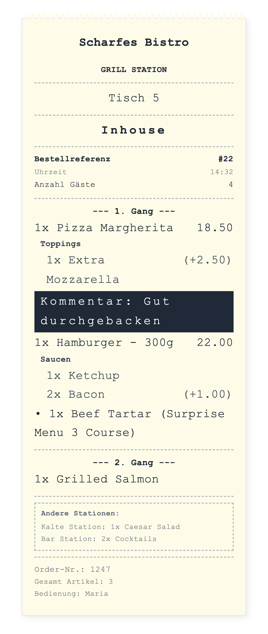 Küchenbon der Grill-Station mit Tisch, Gängen, Optionen, Kommentar und Artikeln anderer Stationen