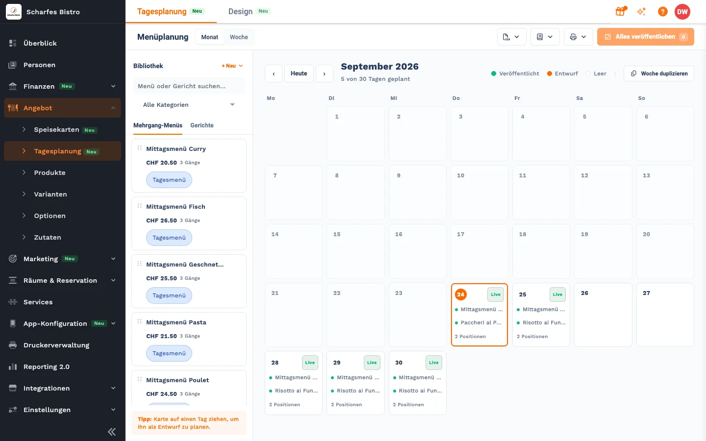 Tagesplanung in OrderAdmin: Monatskalender mit veröffentlichten Tagesmenüs, links die Bibliothek der Mehrgang-Menüs