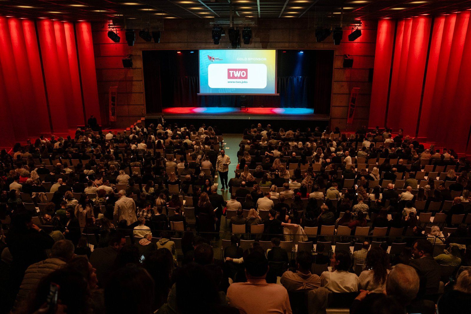 Sala piena alla Stadthalle Dietikon davanti al palco dello Shqip Up Festival