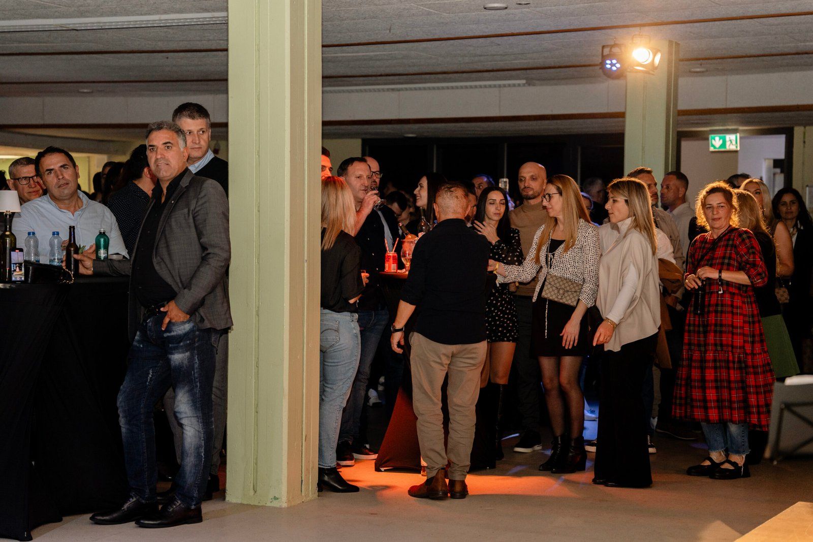 Gäste an Stehtischen im Foyer der Stadthalle Dietikon am Shqip Up Festival